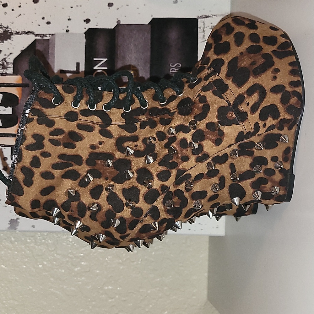 Bettie Page "Belladonna" gravity platform wedge, sz7 leopard print - Picture 2 of 8